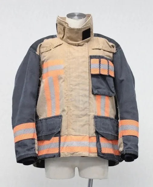クリーニング後の防火服上着