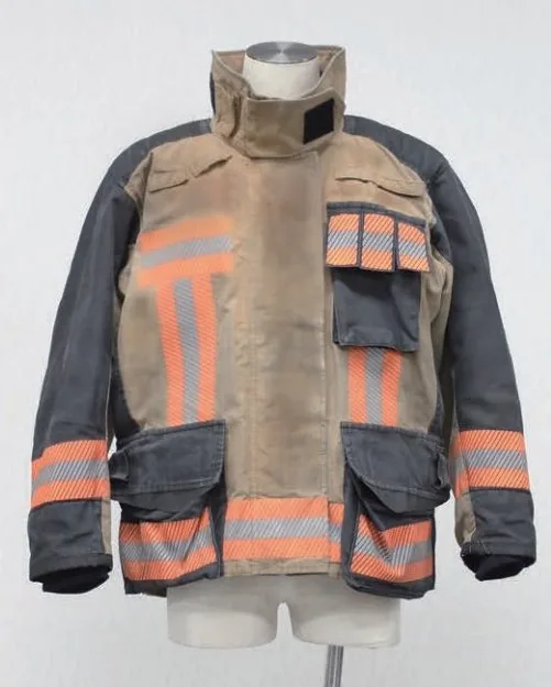 クリーニング前の防火服上着